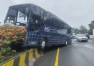 Bus MGI Terpental Setelah Menabrak Median di Tol Cipularang, Lihat! Kejadian Memprihatinkan di Jalan Raya