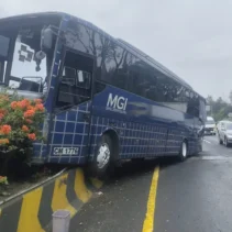 Bus MGI Terpental Setelah Menabrak Median di Tol Cipularang, Lihat! Kejadian Memprihatinkan di Jalan Raya