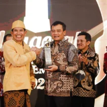 Gubernur Ahmad Luthfi Raih Penghargaan Tokoh Penggerak UMKM dan Ekonomi Kreatif