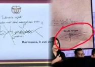 Jokowi Tanda Tangani Buku Rismon Sianipar, Bukti Ijazah Asli Dikirim ke UGM