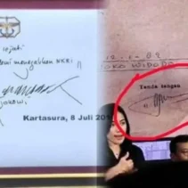 Jokowi Tanda Tangani Buku Rismon Sianipar, Bukti Ijazah Asli Dikirim ke UGM