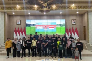 Kemanunggalan TNI dan Rakyat Terwujud dalam Nobar Piala Dunia di Blora