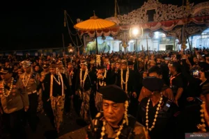 Kirab Pusaka Malam 1 Suro di Pura Mangkunegaran: Artis dan Tradisi Bersatu dalam Keagungan Budaya