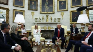 Kisruh Trump dan PM Italia: Klaim Foto Bersama Memicu Ketegangan