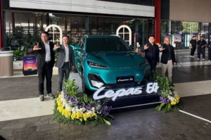 Lepas Luncurkan Mobil Listrik Pertama E4 untuk Pasar Indonesia