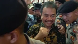 Roy Suryo Angkat Kaki dari RS, Teriak Allahu Akbar Saat Digiring Masuk Mobil Tahanan Pagi Ini