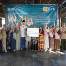 Srikandi PLN dan YBM PLN Lanjutkan Semangat Idul Adha dengan Berbagi Kebahagiaan