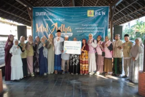 Srikandi PLN dan YBM PLN Lanjutkan Semangat Idul Adha dengan Berbagi Kebahagiaan